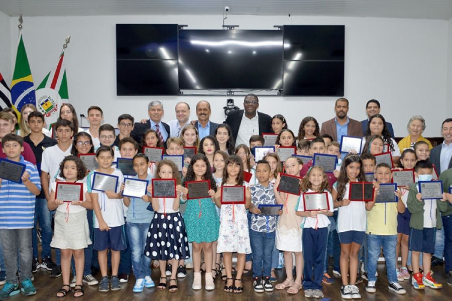 Estudantes das escolas municipais recebem diploma “Aluno Protagonista 2022”